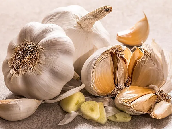 Garlic bulbs and peeled cloves